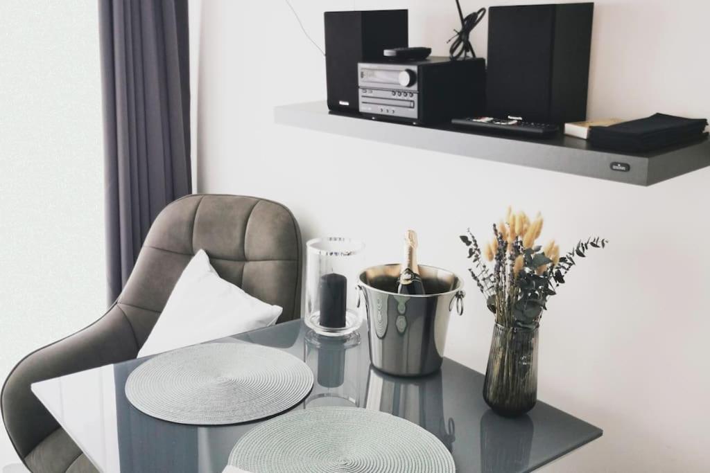 Apartment Hh 06 By Rockchair - Superhost Status - Modernes Mit Sonnigem Balkon & Premium Boxspringbetten In Winterhude - Geheimtipp *